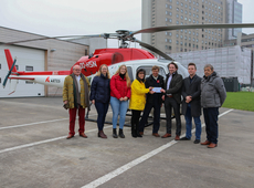 Een delegatie van het afdelingsbestuur overhandigt de symbolische enveloppe aan een piloot-vrijwilliger van de MUG-heli