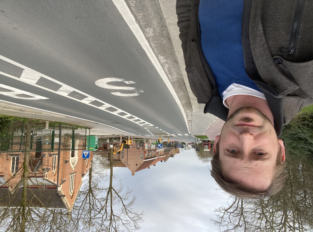 Gemeenteraadslid Pieter-Jan Verhoye bij de middengeleider in Wildenburg Gemeenteraadslid Pieter-Jan Verhoye bij de middengeleider in Wildenburg