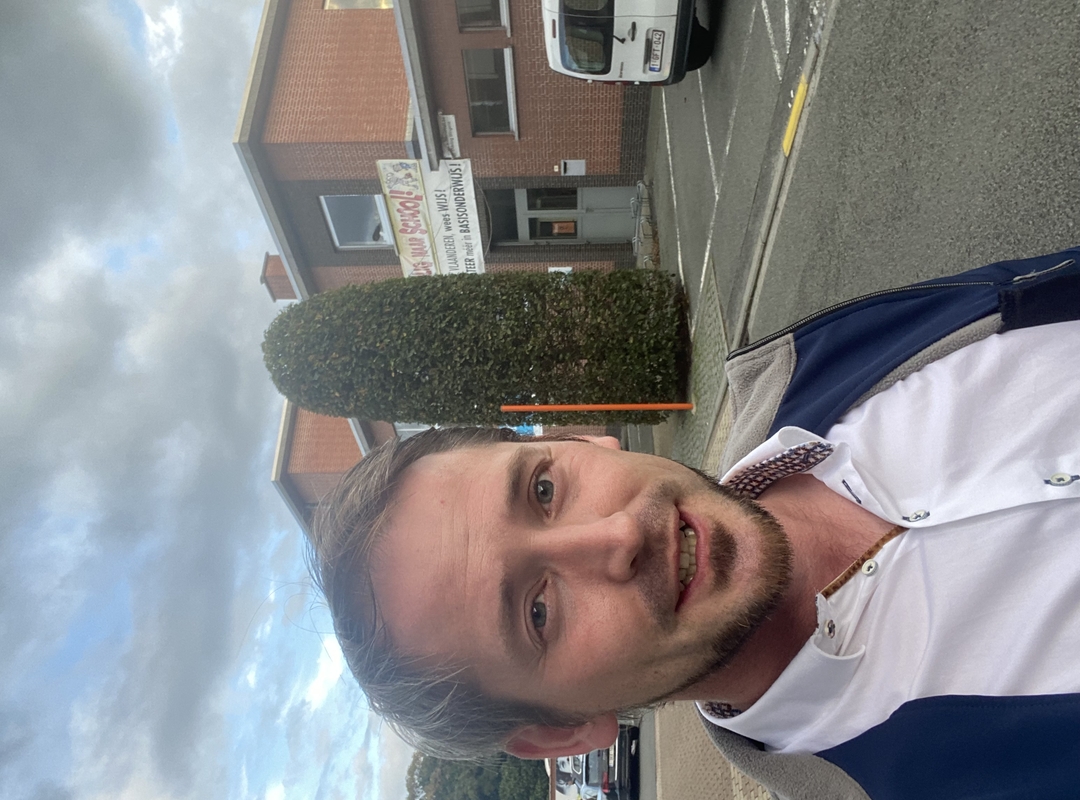 Gemeenteraadslid Pieter-Jan Verhoye bij centrumschool Wingene Gemeenteraadslid Pieter-Jan Verhoye bij centrumschool Wingene